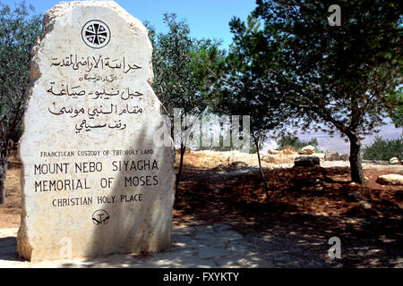 Monumento di pietra di Mosè che vide la Terra Santa dal Monte Nebo ma non era permesso entrare per il Monte Nebo, vicino a Madaba, Giordania Foto Stock