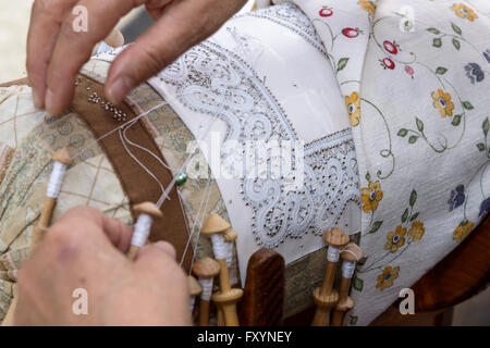 Donna mani ricamare merletto a fuselli, pizzo con cautela. Foto Stock