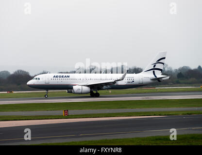 Aegean Airlines Airbus A320-232 aereo di linea SX-ND atterraggio all'Aeroporto Internazionale di Manchester Inghilterra England Regno Unito Regno Unito Foto Stock