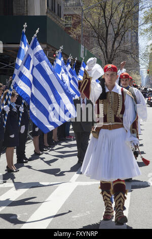 Indipendenza greca parata del giorno, New York City. Soldati greci marzo nei tradizionali uniformi. Foto Stock