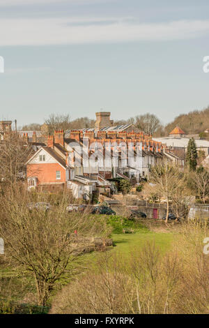 Alloggi urbani e back giardini - raffigurata qui in Lewes, East Sussex. Foto Stock