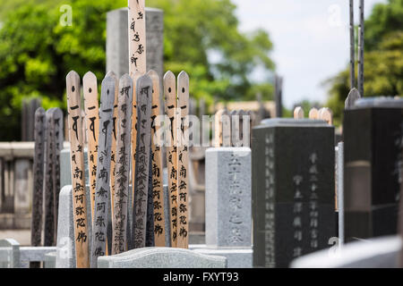 Tombe e sotobas in legno, cimitero Yanaka, Taito City, Tokyo, Giappone Foto Stock