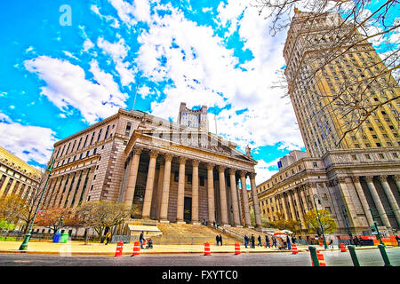 Street view su Thurgood Marshall Stati Uniti Courthhouse e lo stato di New York Supreme edificio, o New York County Courthouse, in Lower Manhattan, New York, Stati Uniti d'America. I turisti nelle vicinanze. Foto Stock