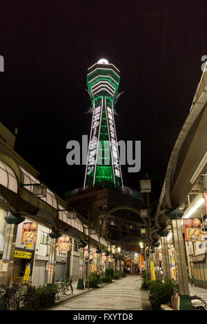 Torre Tsutenkaku di notte, Shinsekai distretto di Naniwa-ku, Osaka, Giappone. Foto Stock