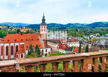 Vista panoramica di Baden-Baden chiesa Stiftskirche e città. Baden-Baden è una città termale. Esso è situato nel Baden-Wurttemberg in Germania. La sua chiesa è chiamata Stiftskirche. Foto Stock