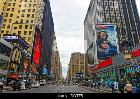 NEW YORK, Stati Uniti d'America - 6 Maggio 2015: Settima Avenue nel centro di Manhattan, New York, Stati Uniti d'America. Esso è chiamato Times Square. Turisti in giro Foto Stock