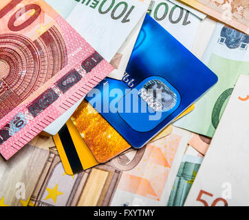 Diverse le fatture in euro e carta di credito dello sfondo. Foto Stock