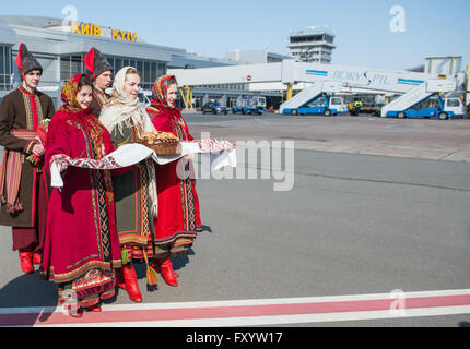 Cerimonia di benvenuto a Boryspil International Airport per il presidente polacco Bronislaw Komorowski durante la sua visita a Kiev, Ucraina Foto Stock