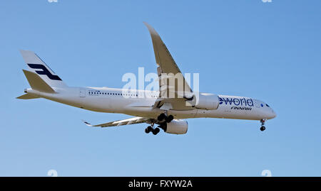 Finnair Airbus a350 XWB OH-LWB sull'approccio finale all'aeroporto di Londra-Heathrow LHR Foto Stock