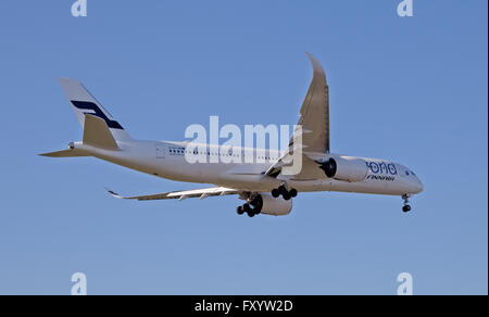 Finnair Airbus a350 XWB OH-LWB sull'approccio finale all'aeroporto di Londra-Heathrow LHR Foto Stock