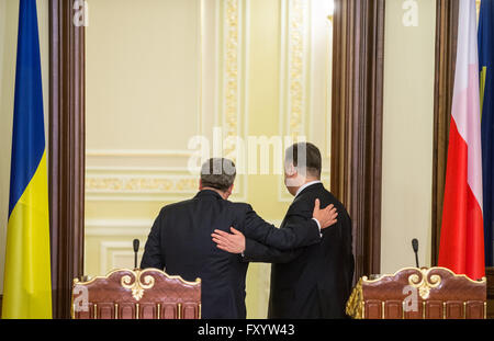 Presidente dell'Ucraina Petro Poroshenko e il presidente polacco Bronislaw Komorowski, 8 Aprile, 2015 a Kiev, Ucraina Foto Stock