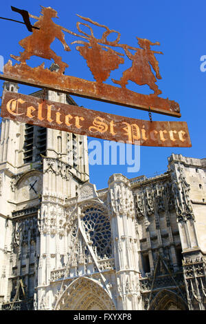 Troyes, Francia - Agosto 15, 2013: downtown scorcio. Cattedrale di Troyes (Cathédrale Saint-Pierre-et-Saint-Paul de Troyes) Francia France Foto Stock