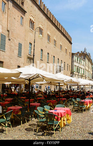 Mantova, Italia - 15 Giugno 2013: Palazzo Bonacolsi Castiglioni in Piazza Sordello, Mantova, Italia. Alcune persone intorno a. Foto Stock