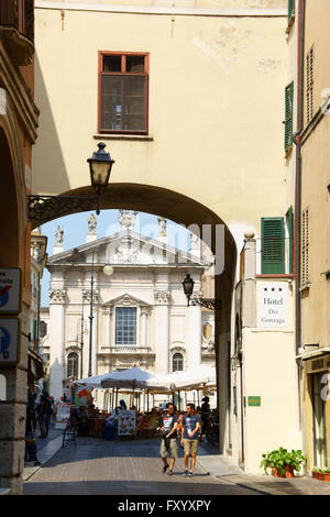 Mantova, Italia - 15 Giugno 2013: Scorcio del Duomo di San Pietro (Duomo di Mantova) e Piazza Sordello nel centro storico Foto Stock