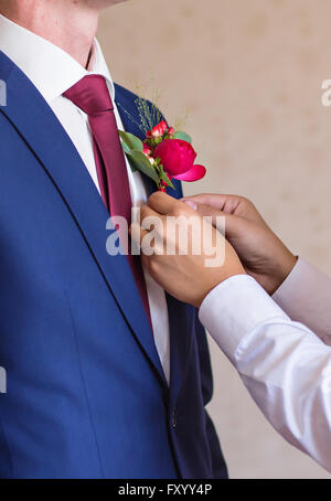 Uomo migliore regolazione govern Boutonniere close-up Foto Stock