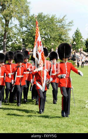 Ottawa, Canada - 8 Agosto 2008: il cambio della guardia di fronte al Parlamento del Canada sulla Collina del Parlamento di Ottawa in Canada Foto Stock