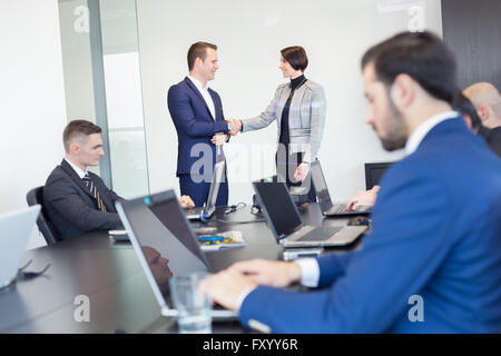 La gente di affari stringono le mani. Foto Stock