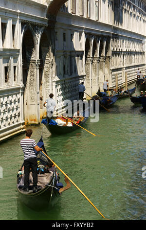 Venezia, Italia - 21 agosto 2012: il Ponte dei Sospiri (Ponte dei Sospiri) e i turisti sulle gondole per un gita turistica su un canale Foto Stock