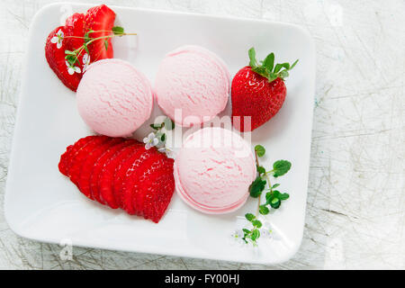 Gelato alla fragola con sfera di fragole fresche Foto Stock