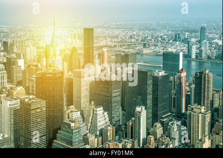 Vista aerea della città di New York Manhattan con grattacieli in giornata soleggiata da Empire State building. In stile vintage tonica foto Foto Stock