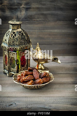 Arabian lanterna, golden lampada, frutti. In stile vintage tonica foto Foto Stock