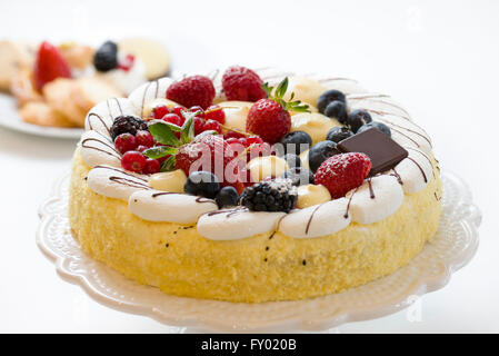 Pasticceria torta decorata con frutta fresca e panna Foto Stock