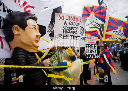 Tibetan-Americans protestando contro il presidente cinese Xi Jinping durante la sua visita a Washington DC, Stati Uniti d'America Foto Stock