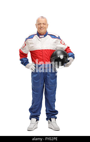 A piena lunghezza Ritratto di un uomo maturo in una tuta racing tenendo un casco grigio isolato su sfondo bianco Foto Stock