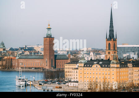 Vista del Municipio castello e torre di Riddarholmen nella Città Vecchia da Katarina ascensore, Stoccolma, Svezia. Foto Stock