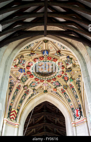 Dipinto decorativo soffitto della torre con scudi araldici in St Marys chiesa, Kempsford, nel Gloucestershire. Inghilterra Foto Stock