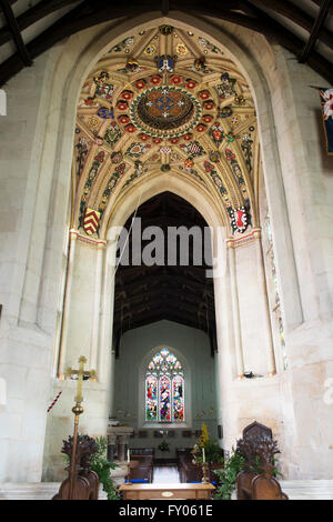 Dipinto decorativo soffitto della torre con scudi araldici in St Marys chiesa, Kempsford, nel Gloucestershire. Inghilterra Foto Stock