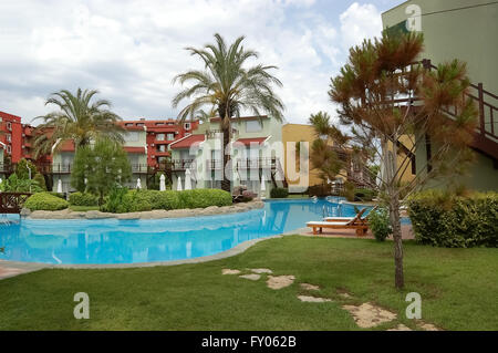 Lato, Antalya, Turchia - 02 giugno 2015: Vista di alberi che circondano la piscina in hotel Silence Beach Resort, Turchia. Foto Stock