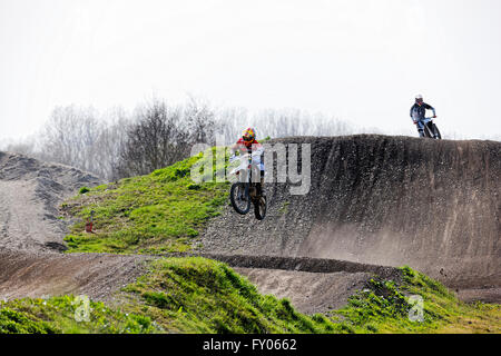 Il motocross rider airborne, München Flughafen, Alta Baviera, Germania, Europa. Foto Stock