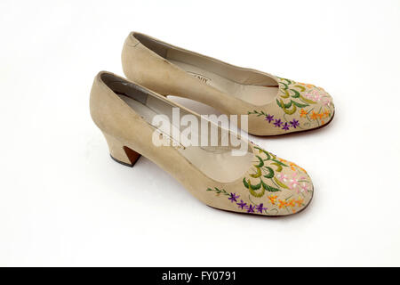 Una coppia di pelle scamosciata tacco alto scarpe con ricami floreali Foto Stock