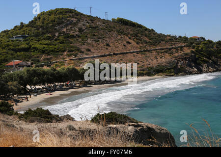 Attica Grecia PORTO RAFTI turisti sulla spiaggia Foto Stock