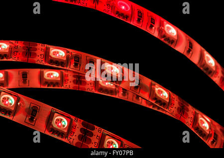 Rosso luce Led Strip RGB, isolato su nero Foto Stock