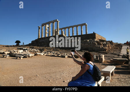 Attica Grecia Sounion tempio di Poseidone turistica prendendo Fotografia Telefono cellulare Foto Stock