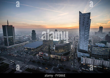 Tramonto su Varsavia, Polonia. Vista con Marriott Hotel, la stazione ferroviaria centrale, il Golden terrazze mall e Zlota 44 SKYSCRAPER Foto Stock