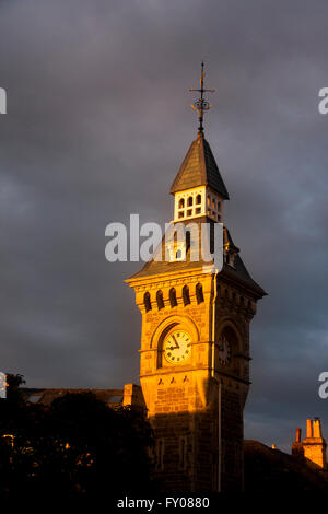 Hay on Wye clock tower al tramonto con stormy dark sky drammatico Powys Mid Wales UK Foto Stock