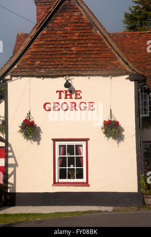 Il George pub esterno tradizionale tipico villaggio inglese pub Little Hallingbury Essex England Regno Unito Foto Stock