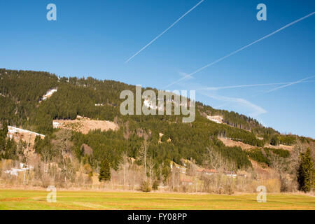 Fantastico il cielo blu con nuvole e tracce di piani Foto Stock