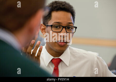 Giovani afro-americano di professional parlando in un ufficio business meeting - USA Foto Stock