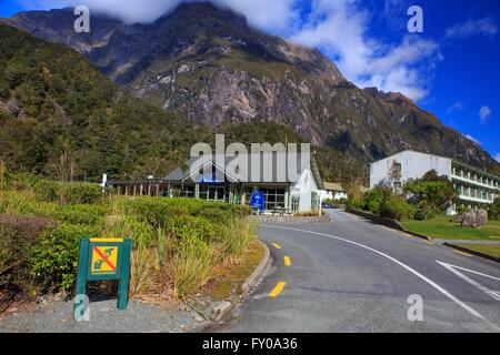 Un segno di avvertimento non persone per alimentare il wild Kea uccelli all'ingresso a Milford Sound, Isola del Sud, Nuova Zelanda Foto Stock