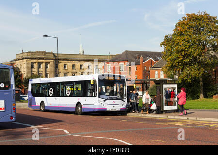 I passeggeri scendono dalla 501 servizio a smettere di BB sul cavallo nero Street, Bolton, adiacente al Moor Lane alla stazione dei bus. Questo stop Foto Stock