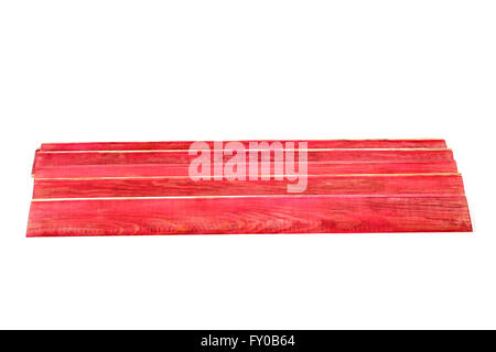 Alcuni red tavole di legno su sfondo bianco Foto Stock