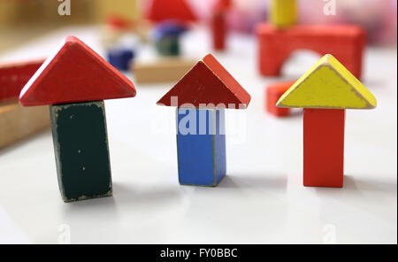 Molti giocattoli di legno e piccoli pezzi di edifici in aula kindergarten Foto Stock