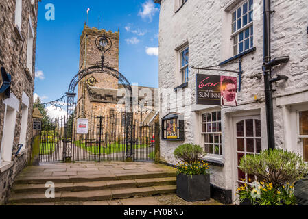 Chiesa di Santa Maria. Kirkby Lonsdale Cumbria Nord Ovest Inghilterra. Il Sun Inn Public House sulla destra. Foto Stock