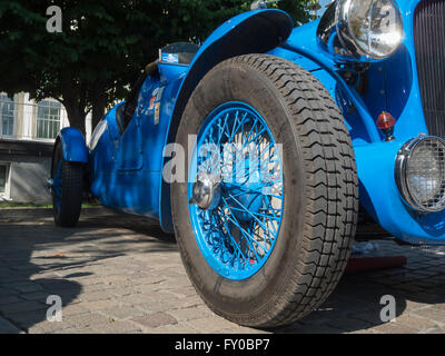 Merano, Italia - Luglio 9, 2015: vista anteriore del blue Delahaye 135 M Le Mans sul Passirio promenade di fronte alla casa spa Foto Stock