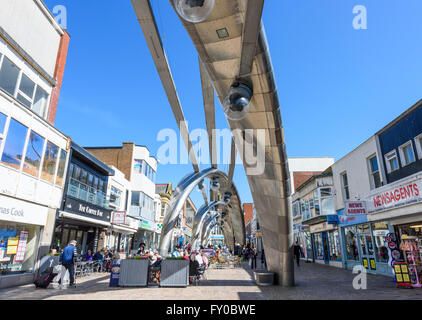 Sotto un cielo blu, turisti bere e mangiare al caffè in Church Street, Blackpool famoso per la molto moderna illuminazione stradale Foto Stock