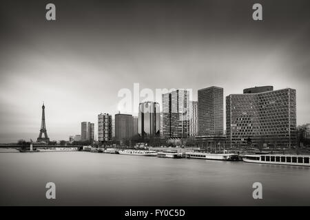 Sponda Sinistra di Parigi, highrise edifici sul quai André Citroën e Port de Javel Haut, Senna, Pont de Grenelle e Torre Eiffel Foto Stock